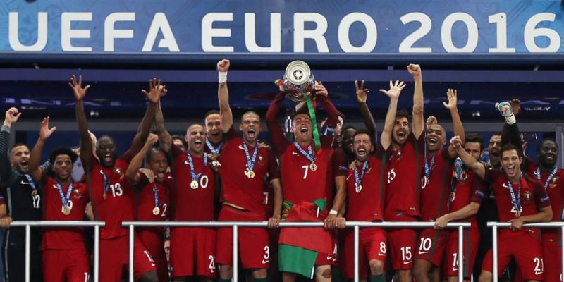 Ronaldo cùng đội tuyển Bồ Đào Nha vô địch lần đầu tiên 2016